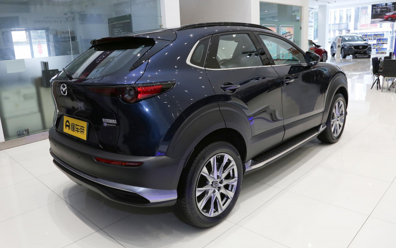 Mazda CX-30 фото збоку