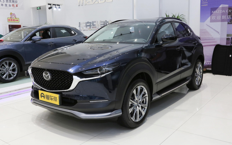 Mazda CX-30 фото спереду