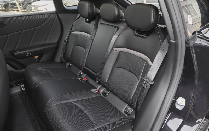 Mazda EZ-60 DM фото задній диван