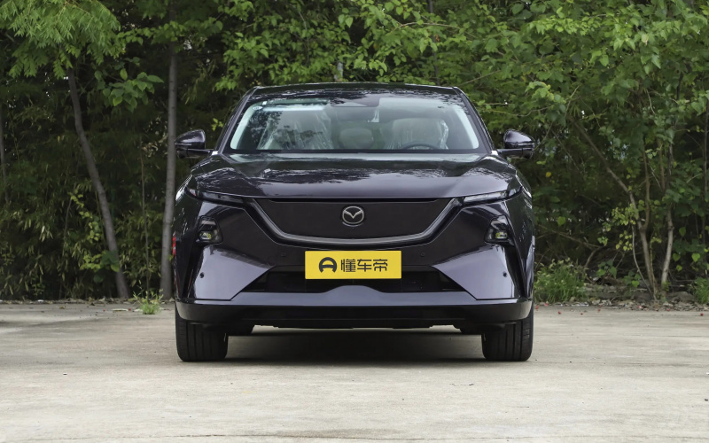 Mazda EZ-60 DM фото со стороны