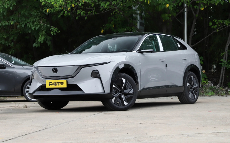 Mazda EZ-60 DM фото спереди