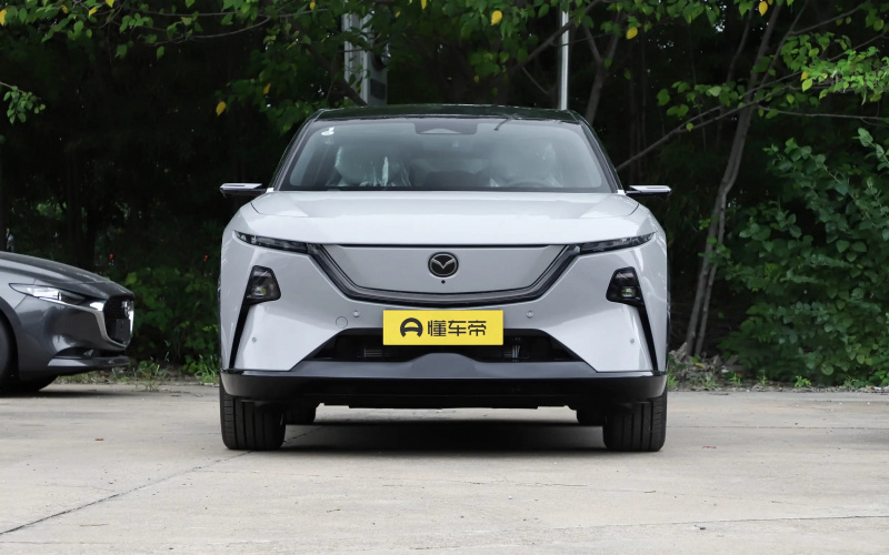 Mazda EZ-60 DM фото со стороны