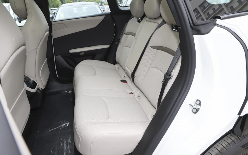 Mazda EZ-60 фото задний диван Mazda EZ-60 фото задний диван