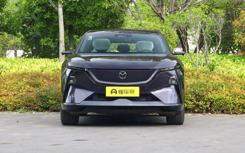 Mazda EZ-60 фото со стороны