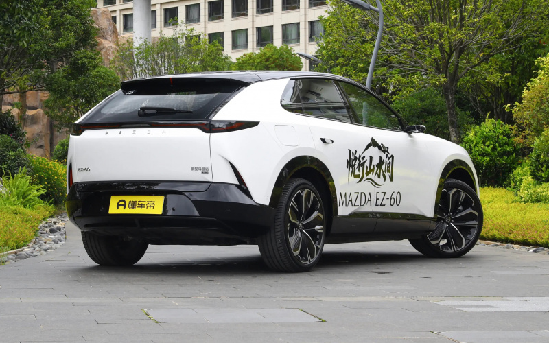 Mazda EZ-60 фото со стороны Mazda EZ-60 фото со стороны