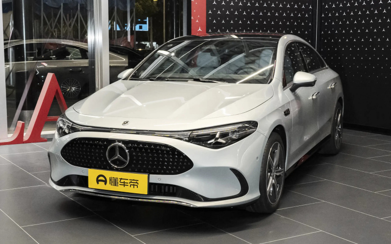 Mercedes-Benz CLA фото спереду