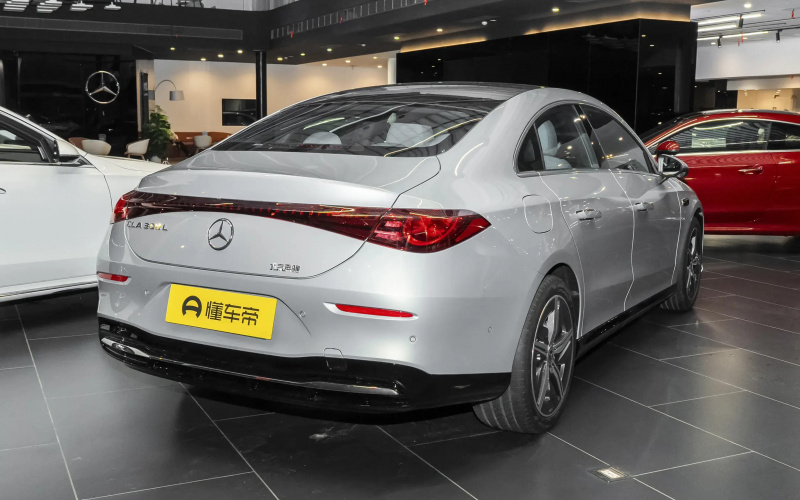 Mercedes-Benz CLA фото збоку