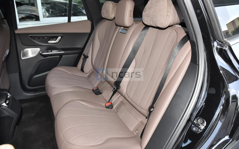 Mercedes-Benz EQE SUV фото задній диван