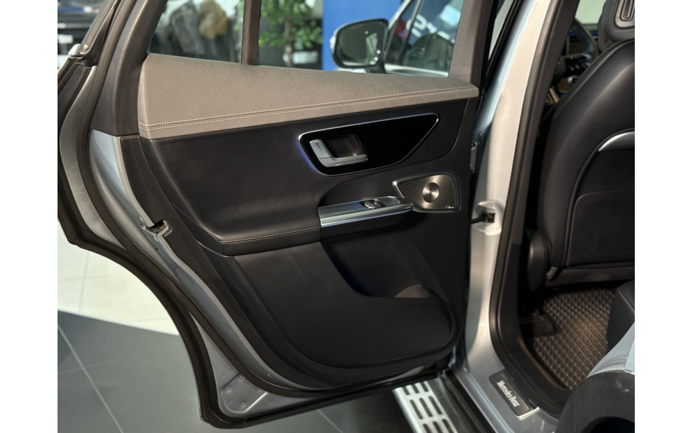 EQE SUV - 36