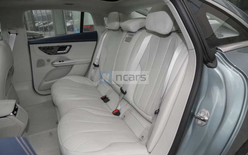 Mercedes-Benz EQE фото задній диван