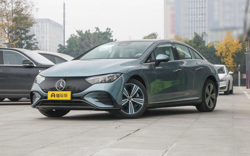 Mercedes-Benz EQE фото спереди