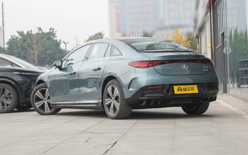 Mercedes-Benz EQE фото со стороны