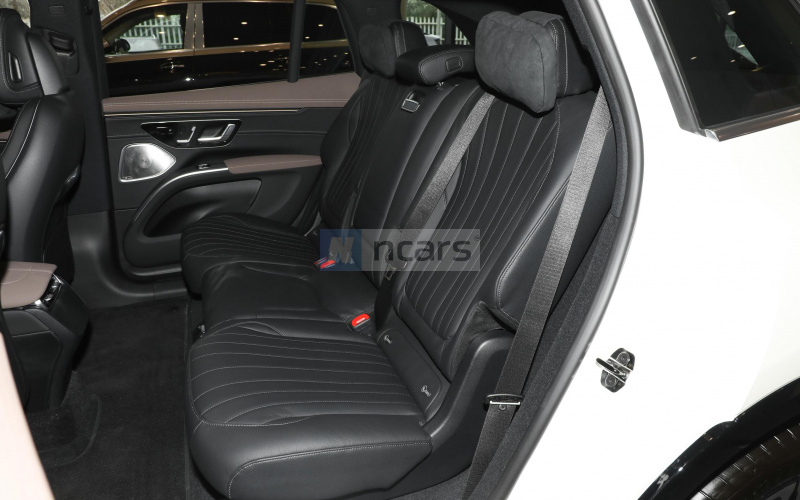 Mercedes-Benz EQS SUV фото задний диван