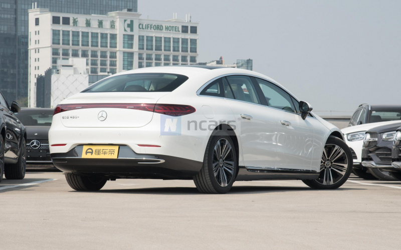 Mercedes-Benz EQS фото со стороны