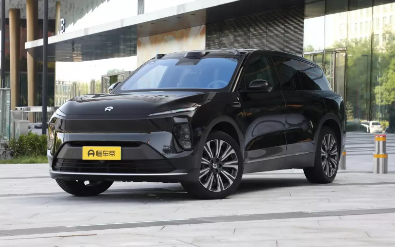 NIO ES8 фото спереди