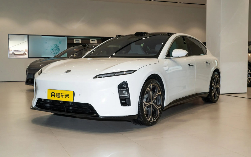 NIO ET5 фото спереду