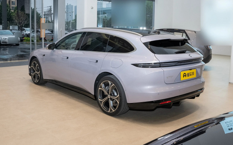 NIO ET5T фото со стороны
