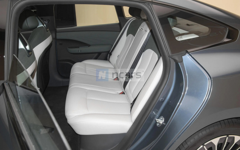Nissan N7 фото задний диван