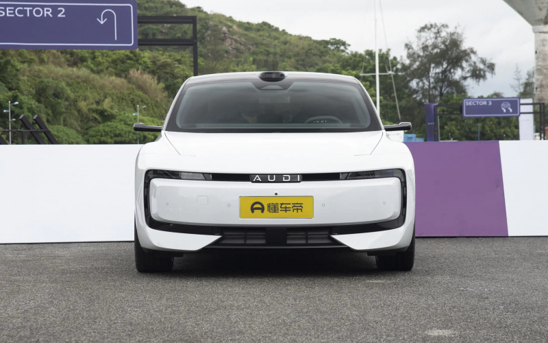 Audi E5 Sportback фото збоку