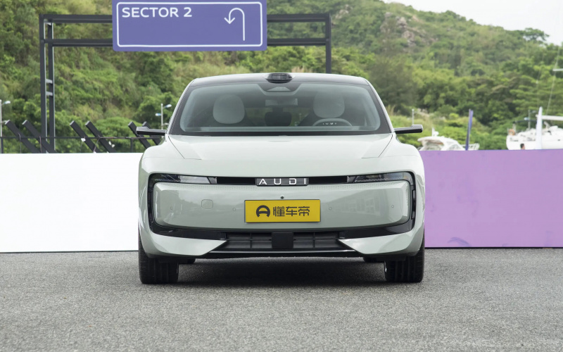 Audi E5 Sportback фото збоку