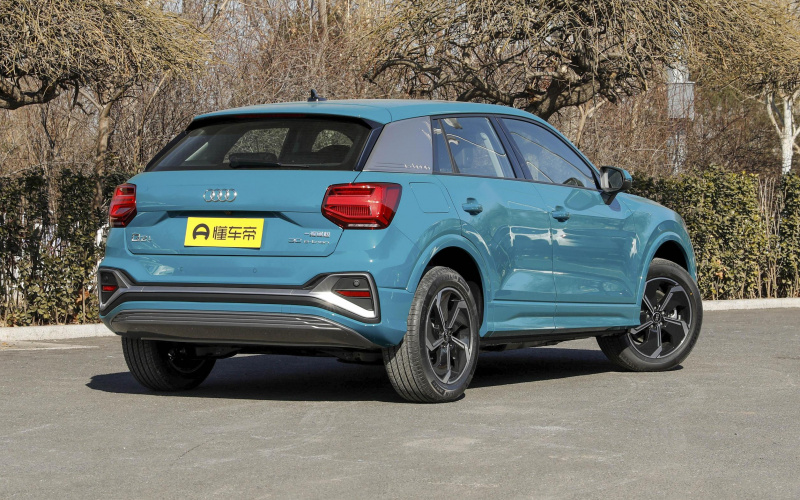 Audi Q2L E-Tron фото збоку