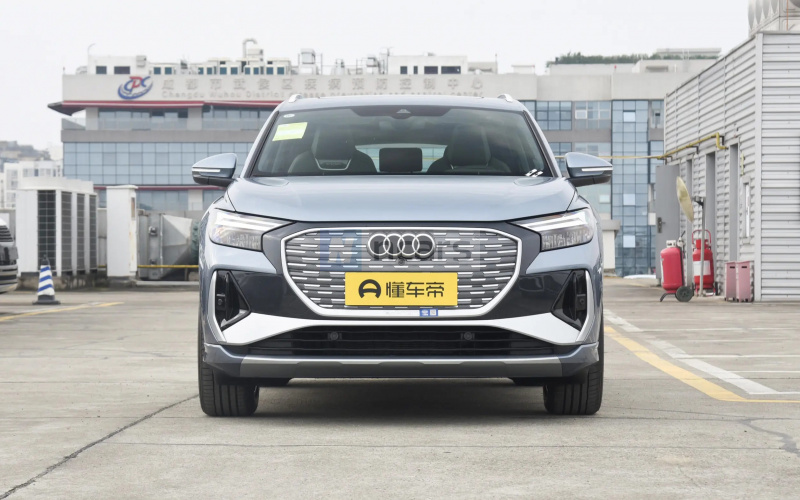 Audi Q4 E-Tron фото збоку