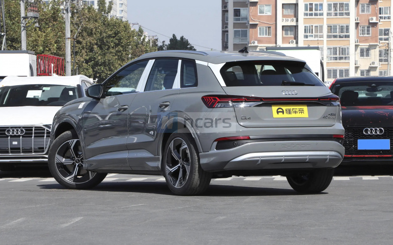 Audi Q4 E-Tron фото збоку
