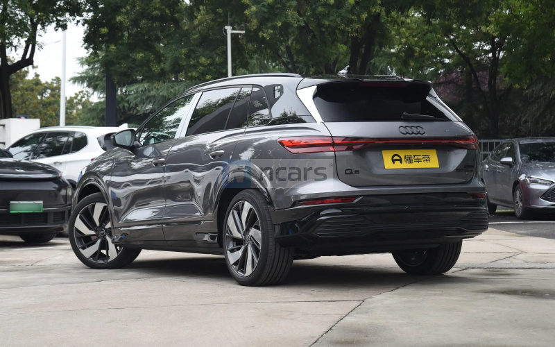 Audi Q5 E-Tron фото збоку