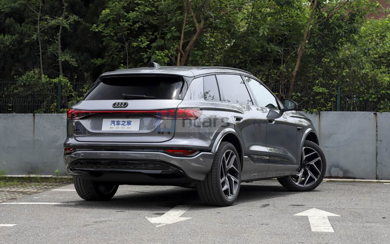 Audi Q6L e-tron фото збоку