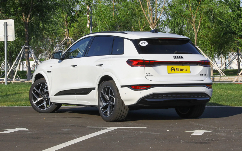 Audi Q6L e-tron фото со стороны