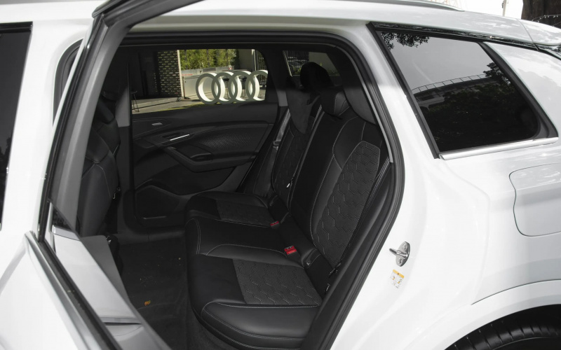 Audi Q6L e-tron фото задний диван