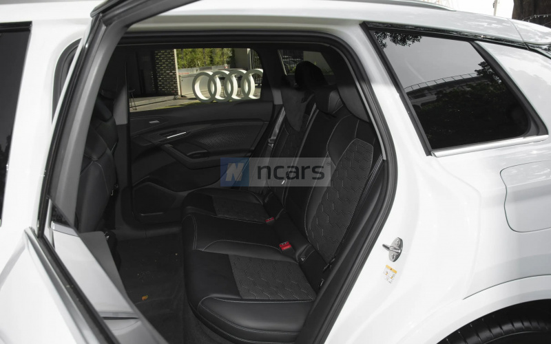 Audi Q6L e-tron фото задній диван