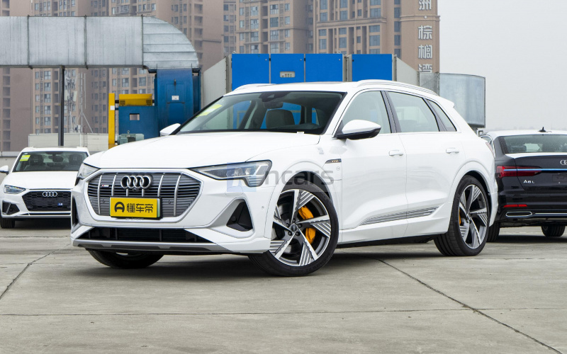 Audi E-Tron фото спереди