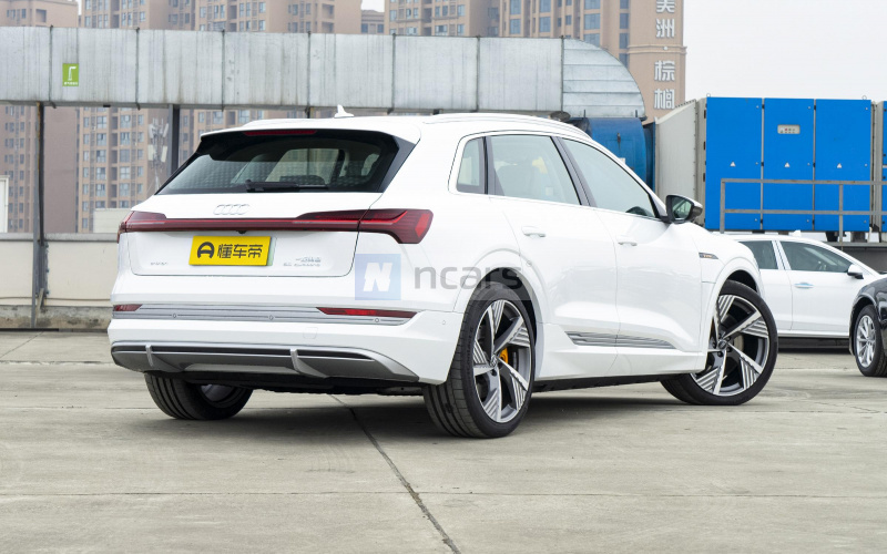 Audi E-Tron фото со стороны