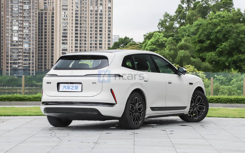 Avatr 07L EV фото збоку