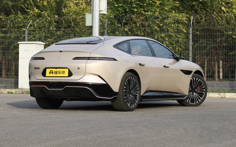 Avatr 12 DM фото со стороны