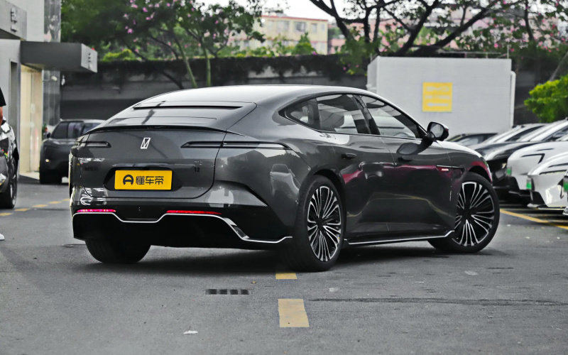 Avatr 12 фото со стороны