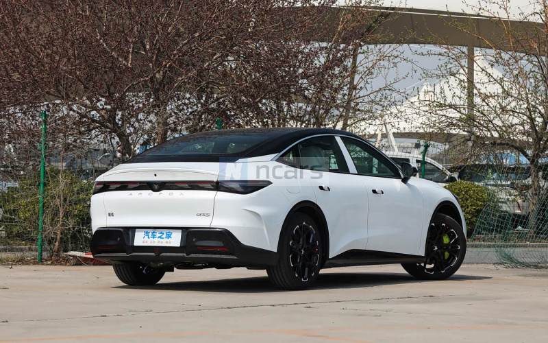 Arcfox S5 PHEV фото со стороны