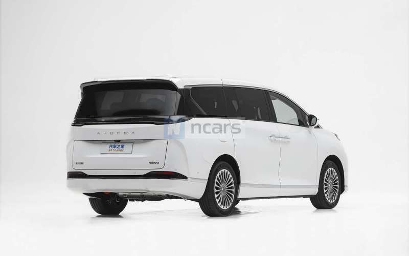 Arcfox V9 PHEV фото со стороны