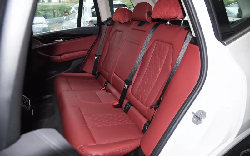 BMW iX3 фото задний диван