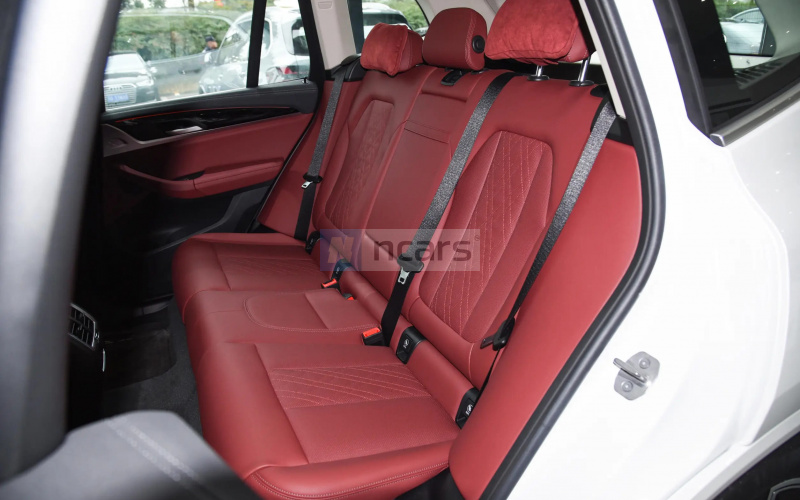 BMW iX3 фото задний диван