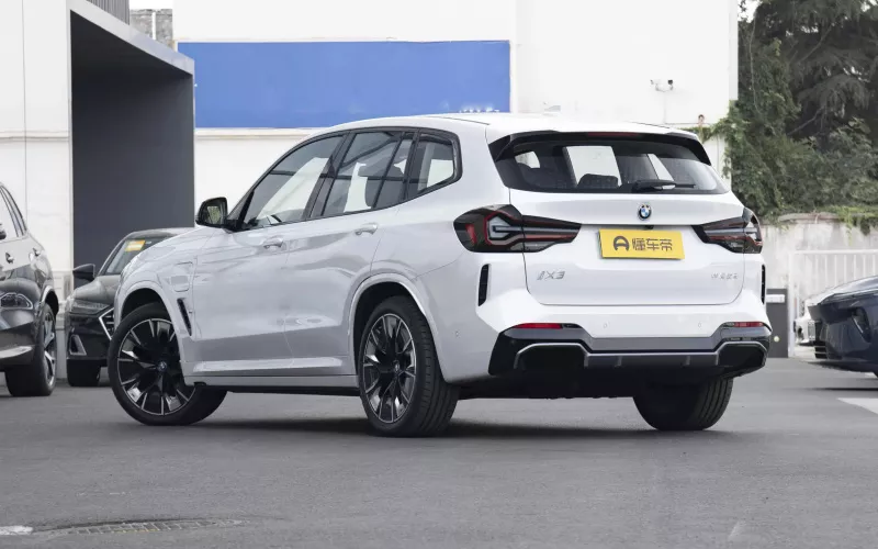 BMW iX3 фото со стороны