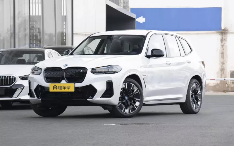 BMW iX3 фото спереди