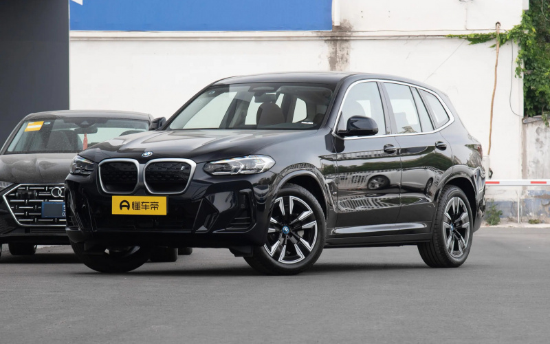 BMW iX3 фото спереди