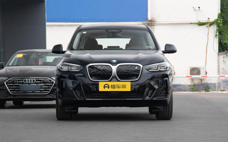 BMW iX3 фото со стороны