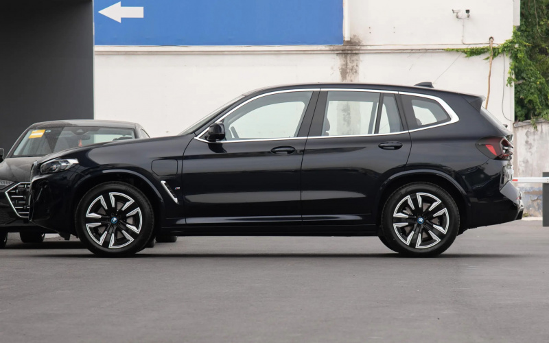 BMW iX3 фото задний диван