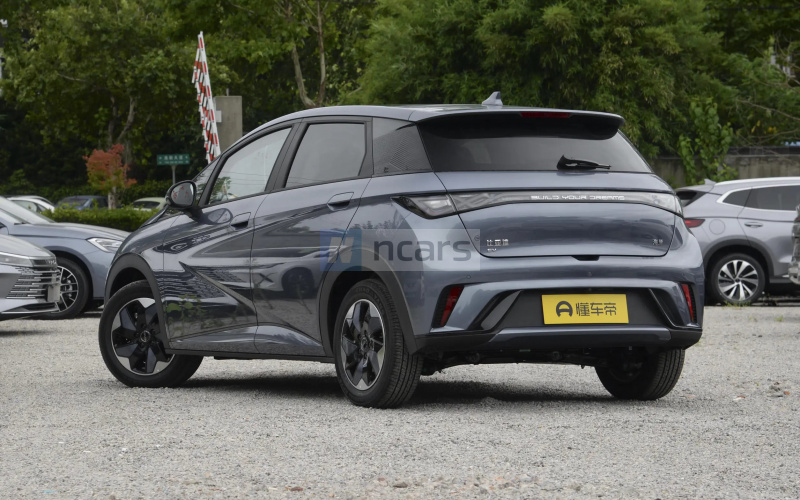 BYD Dolphin фото збоку
