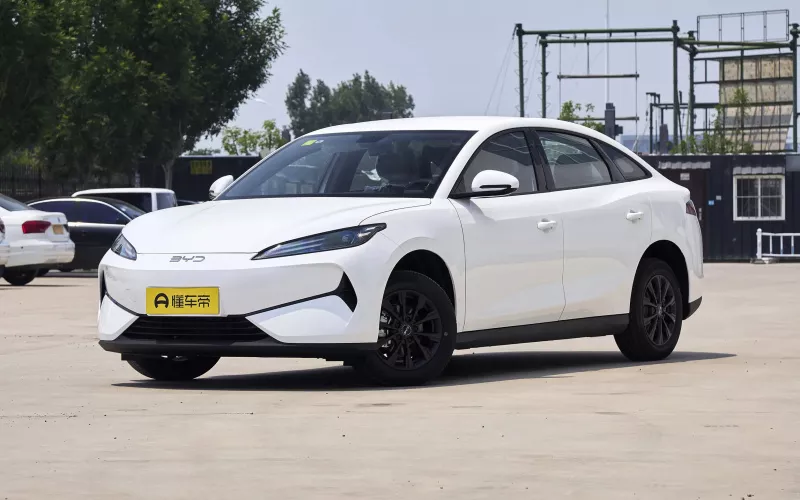 BYD E7 фото спереди