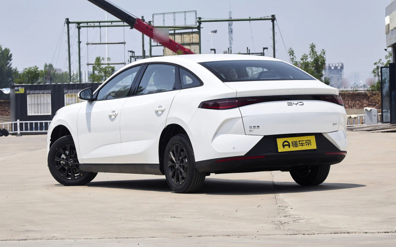 BYD E7 фото збоку