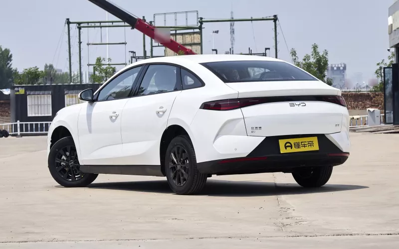 BYD E7 фото со стороны